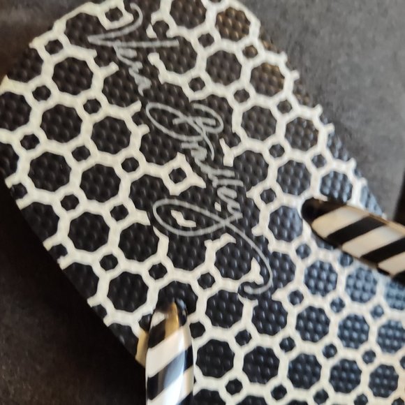 VERA BRADLEY FLIP FLOPS - SIZE 6.5 - BLACK & WHITE - Picture 3 of 3